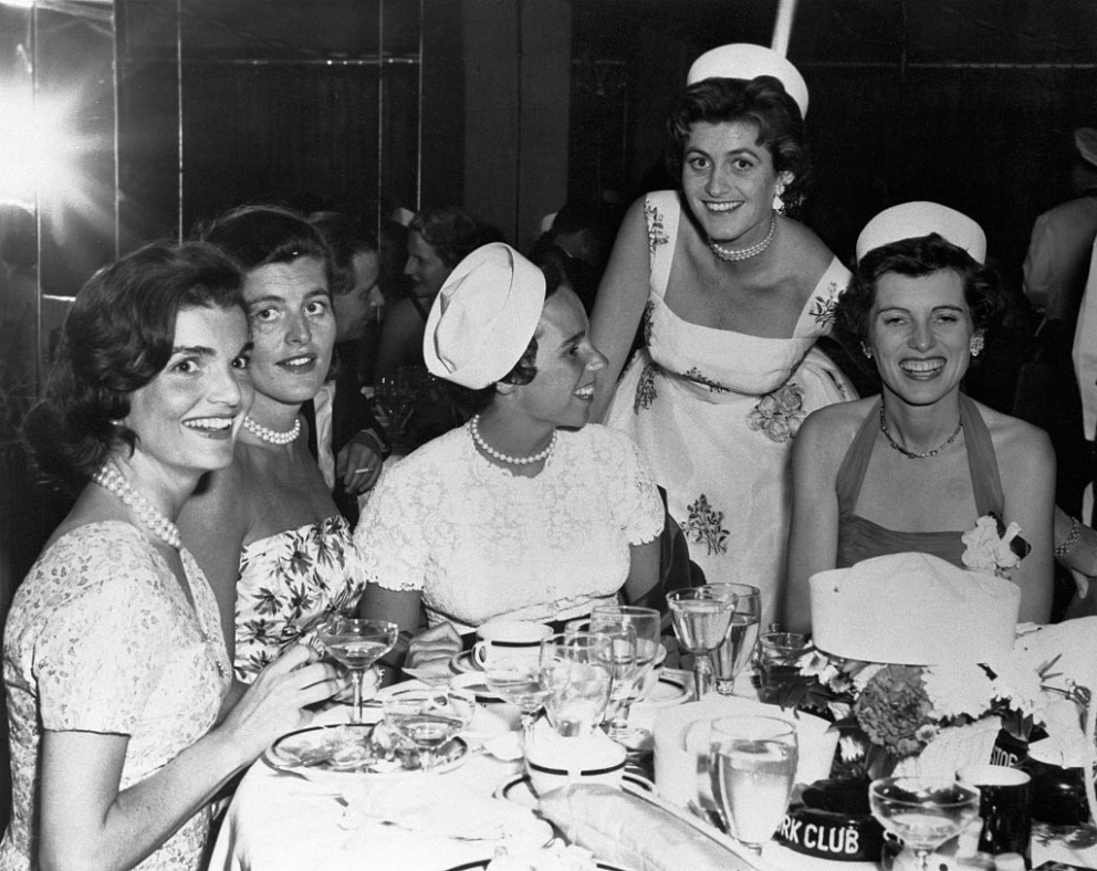 1956

Jackie Kennedy v obklopení sester svého manžela.&nbsp;
