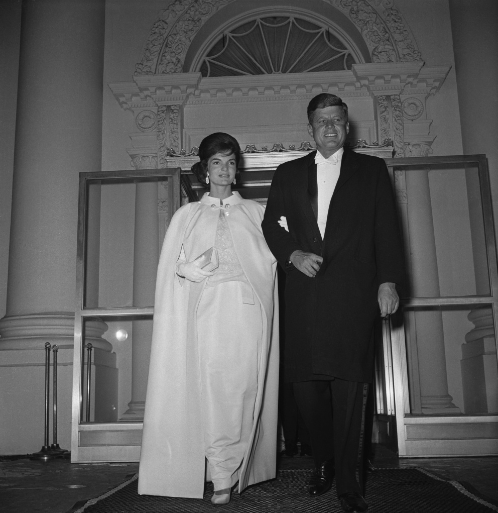 1961

S manželem Johnem Kennedym před Bílým domem.
