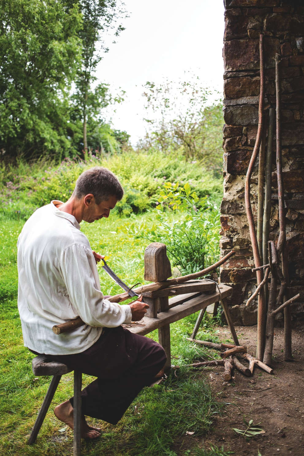 Dan Mikušík umí vyrobit i dřevěnou část kosy – kosiště
