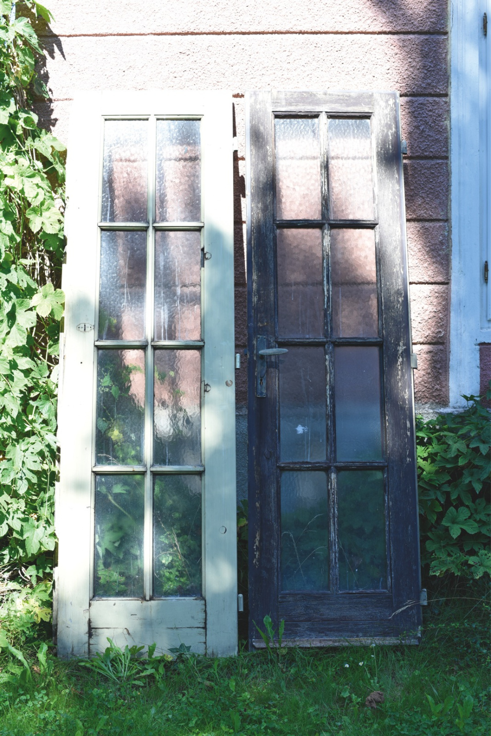 Staré balkonové dveře určené k zlikvidování