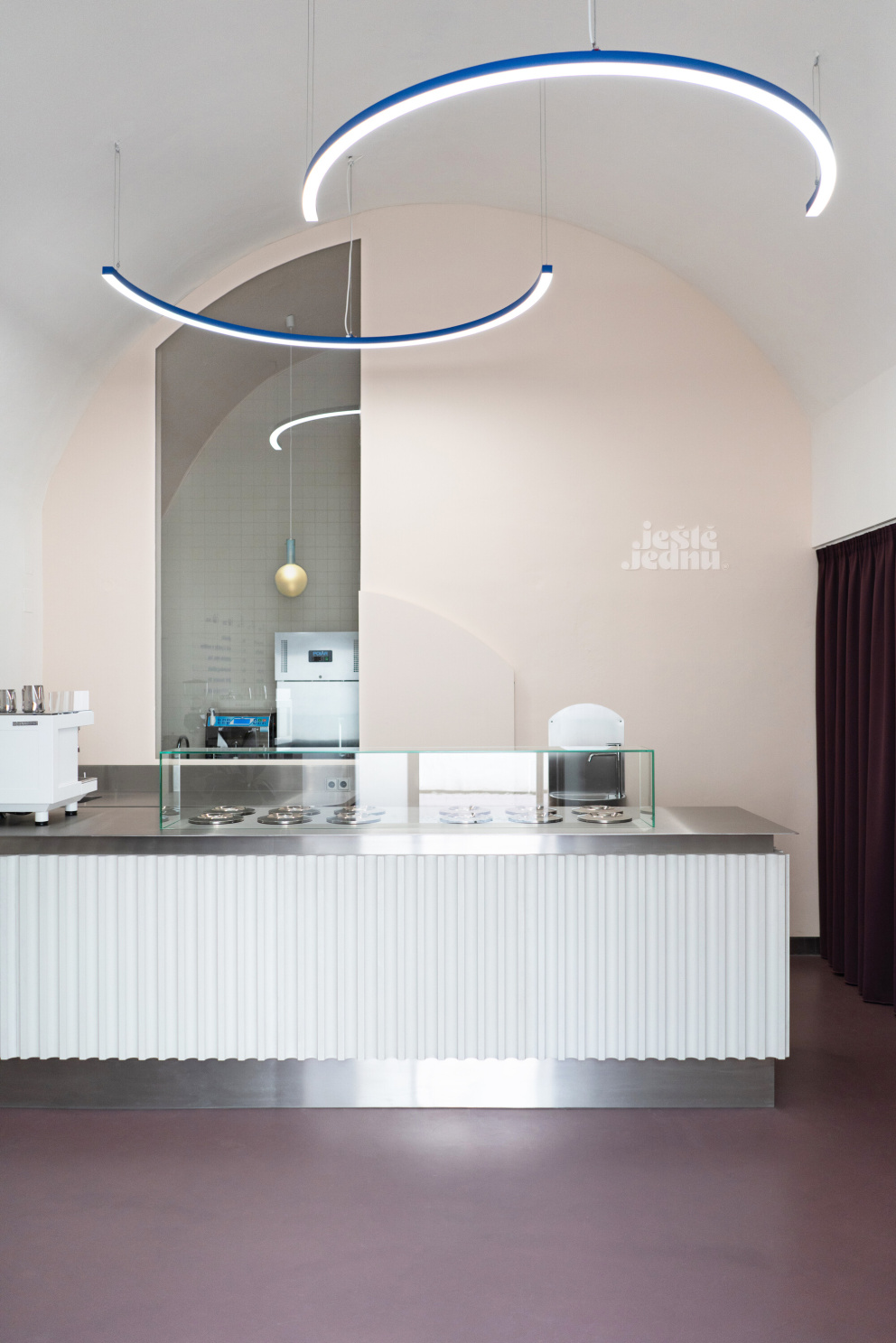 V centru Brna navrhla stylovou zmrzlinárnu, která pracuje s historií místa