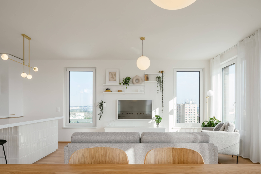 Zásadním úkolem pro architekty bylo navrhnout rodině dostatek úložných prostor v celém bytě