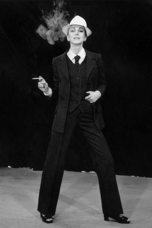 Smoking pro dámy? Ano!

Vídáme ho na&nbsp;Care Delevingne,&nbsp;Angeline Jolie&nbsp;a možná ho máte ve své šatní skříni i vy. Řeč je o&nbsp;dámském smokingu, za který vděčíme právě Yves Saint Laurentovi. Když Saint Laurent v roce 1966 navrhl ikonický&nbsp;Le Smoking Suit, dočkal se potlesku i opovržlivých pohledů. Mnohým lidem se nezdálo, aby ženy na veřejnosti nosily kalhoty, natož smoking. Na milost se Le Smoking Suit dostal až v roce 1975, kdy ho fotograf&nbsp;Helmut Newton&nbsp;zvěčnil pro francouzský časopis Vogue. Možná si také vybavíte modelku s uhlazenými vlasy, která ve smokingu stojí na ulici a kouří cigaretu. Snoubení ženskosti a síly pánského obleku poskytla Yves Saint Laurentovi směr, jakým se při práci ubírat.
