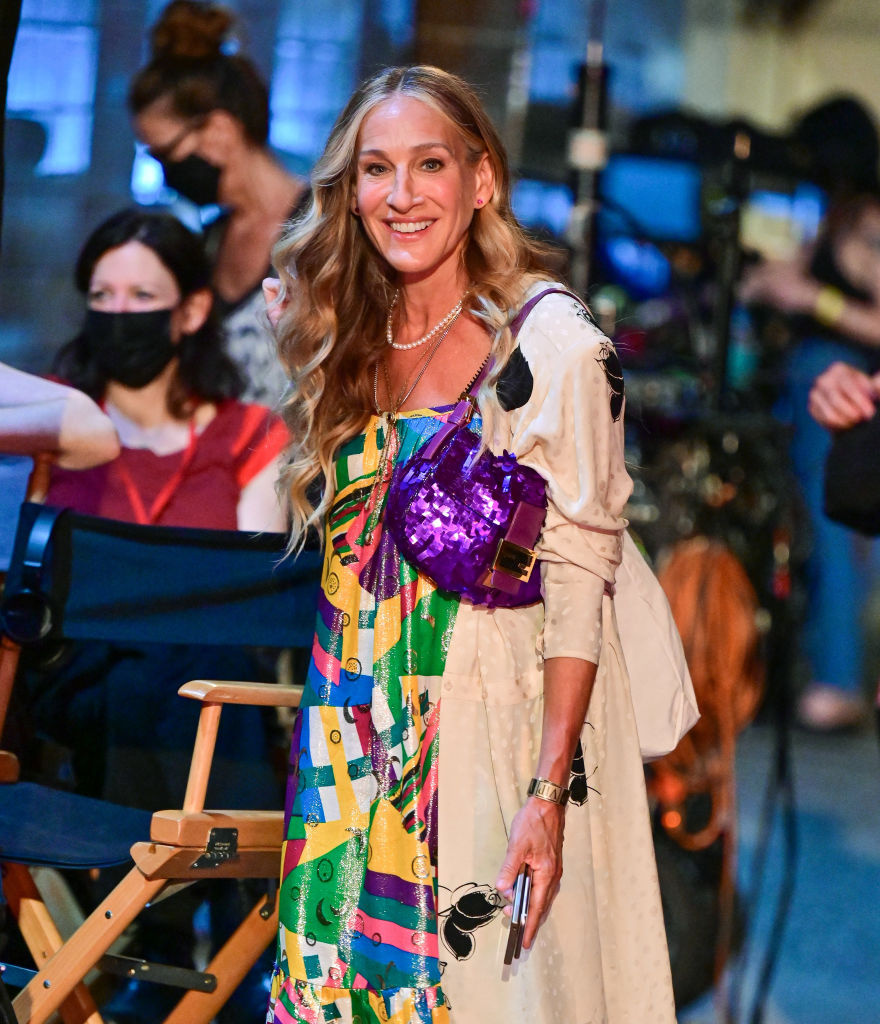 Sarah Jessica Parker coby Carrie Bradshaw při natáčení seriálu And Just Like That... s kabelkou Fendi Baguette
