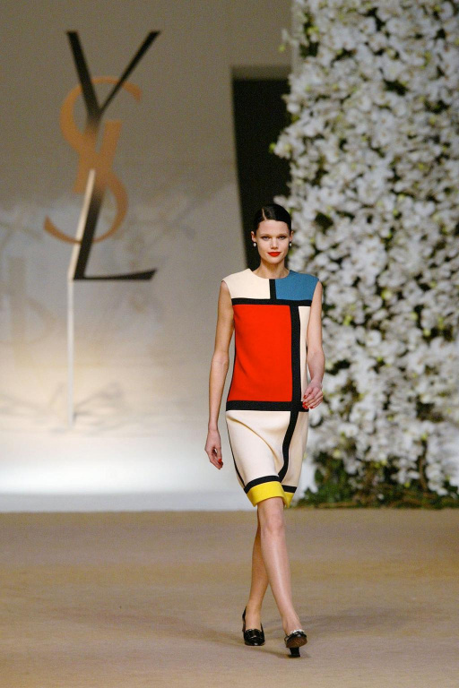 Když je móda uměním a umění módou

O tom, že umění ovlivňuje módu není pochyb. Yves Saint Laurent ale dokázal, že šaty můžou být doslova uměleckým plátnem. Jenom vzpomeňme na jeho&nbsp;kolekci Mondrian&nbsp;z roku 1965, ve které nechybělo šest klasických šatů inspirovaných&nbsp;obrazem&nbsp;Composition with Red Blue and Yellow&nbsp;od nizozemského malíře&nbsp;Piet Mondriana. O rok později Saint Laurent představil kolekci, která naopak odkazovala k pop artovému umělci&nbsp;Tomz Wesselmannovi. Střet módy a umění jsme mohli zaznamenat také v kolekci haute couture S/S 88, kdy návrhář oslavil díla Georgese Braqueho, Pabla Picassa, Vincenta Van Gogha nebo Henriho Matisse.
