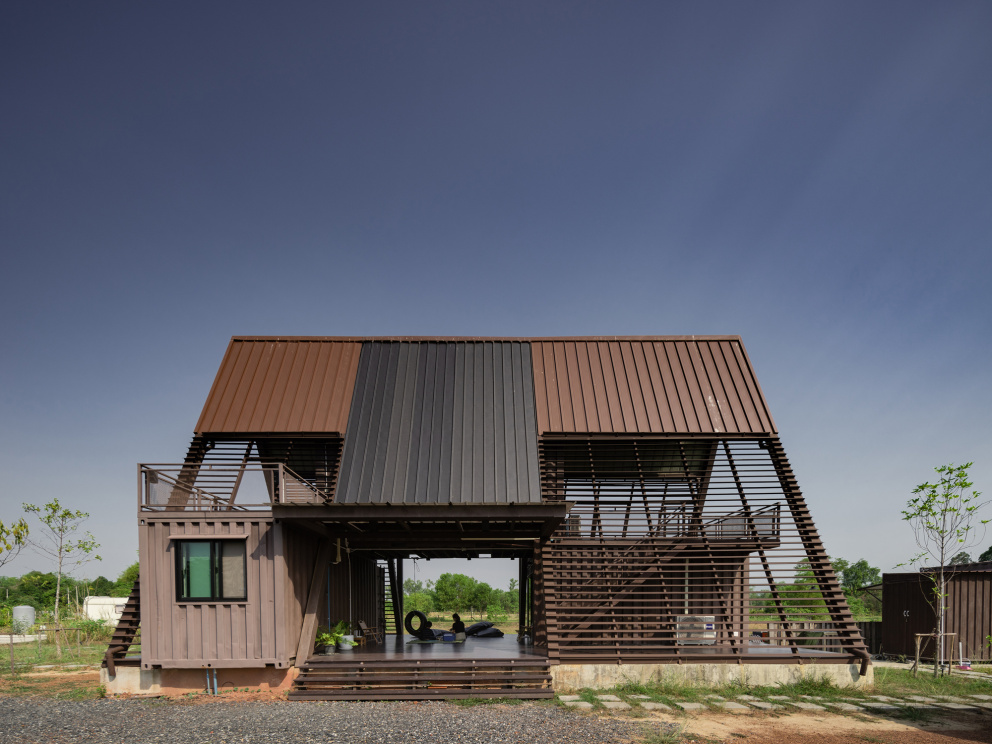 Dům, jehož základ tvoří kontejnery má sedlovou střechu, která pomáhá vytvářet přírodní klimatizaci.