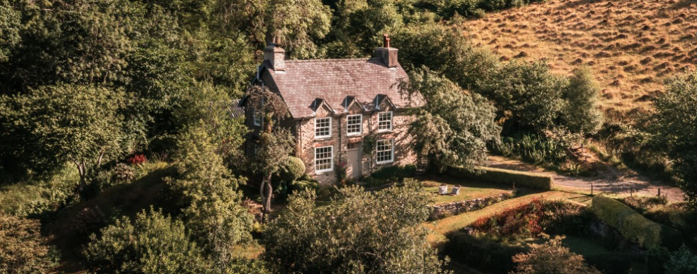 Klasický anglický rustikální domek uprostřed velšské přírody