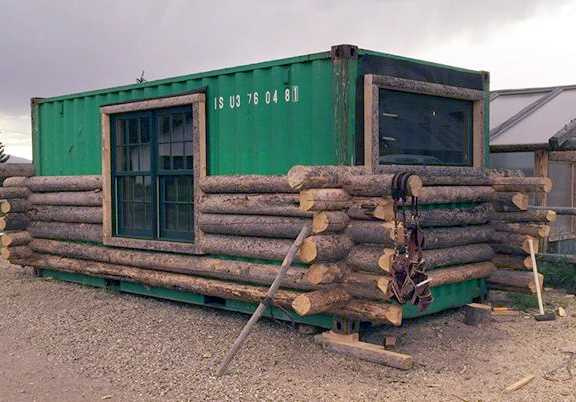 Z přepravního kontejneru postavil stylový kanadský srub