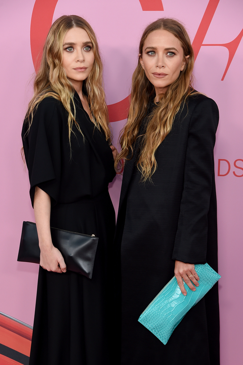 Mary-Kate a Ashley Olsen dnes

Dnes jsou dvojčata Olsenova známá něčím jiným: módou. Staly se módními návrhářkami pro značku The Row. U herectví však zůstala jejich mladší sestra Elizabeth, která si získala své místo v sérii Marvelových filmů.
