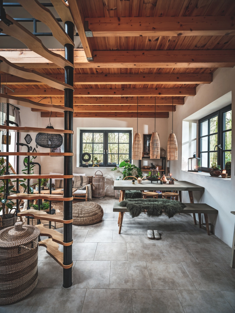 Obývací pokoj  zařízený převážně dřevěným nábytkem a doplňky z přírodních materiálů