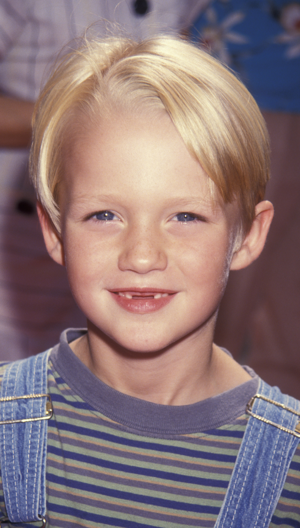 Mason Gamble jako dítě

Vedle Kevina tu byl v 90. letech ještě jeden uličník – Mason Gamble v roli Dennise – postarcha okolí. V té době mu bylo sedm let.
