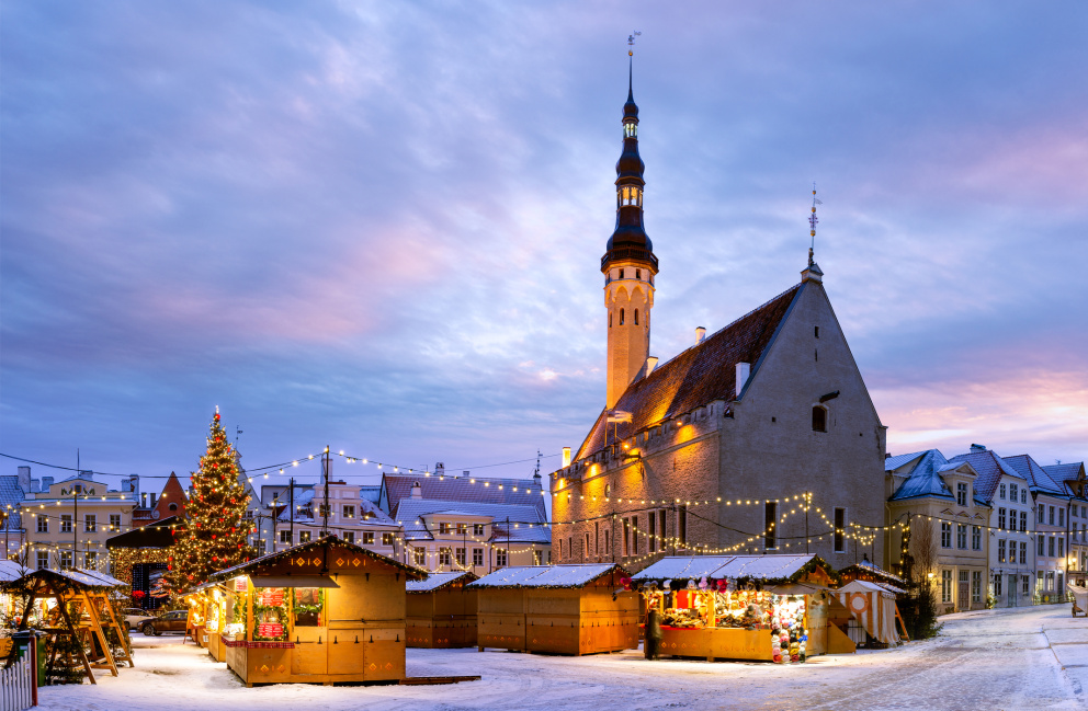 Tallinn

Využijte levných letenek a vyrazte do hlavního města Estonska. Právě zde byl v roce 1441 postaven údajně vůbec první vánoční strom. Místní obyvatelé jsou na toto prvenství náležitě hrdí, avšak mnohem pyšnější by mohli být na vánoční trhy, které dostávají ve spojení s místní architekturou přímo pohádkovou podobu. Organizátoři se navíc rozhodli, že letošní vánoční trhy bude provázet symbol srdce. To je nejen spjato s láskou, ale také symbolizuje samotné dějiště vánočních trhů. Pokud se totiž podíváte na náměstí Raekoja z ptačí perspektivy, pak uvidíte, že tvar náměstí připomíná právě srdce. Vaše srdce také rozhodně zaplesá při pohledu na vánoční pečeni, která je v podání Estonců opravdu delikatesní.

Tip: Návštěvníci Tallinnu nedají dopustit na velké kluziště v ulici Harju, která se nachází vedle kostela svatého Mikuláše. 
