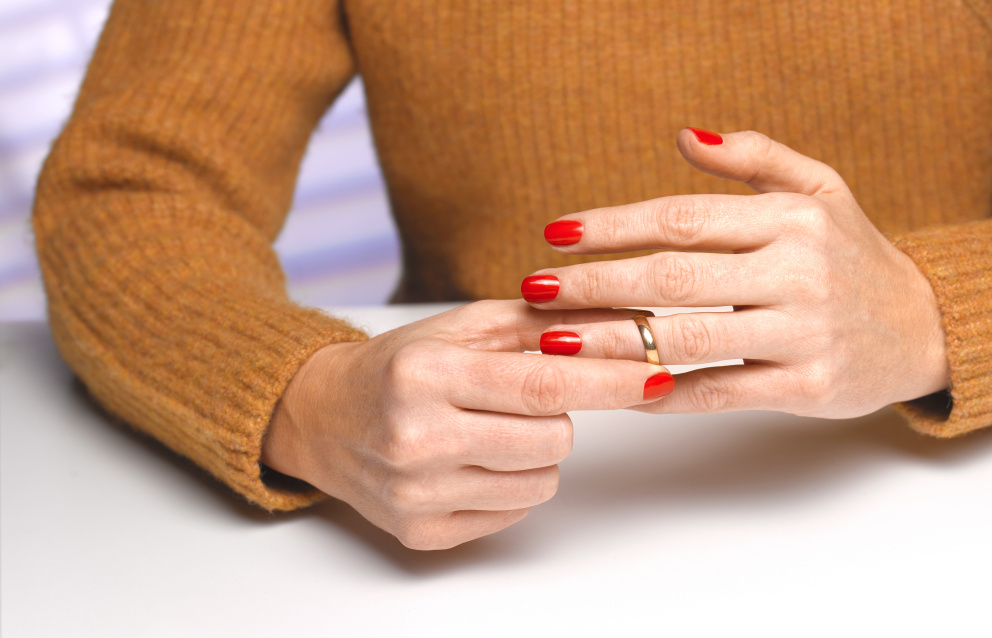 Žena sundávající si prstýnek