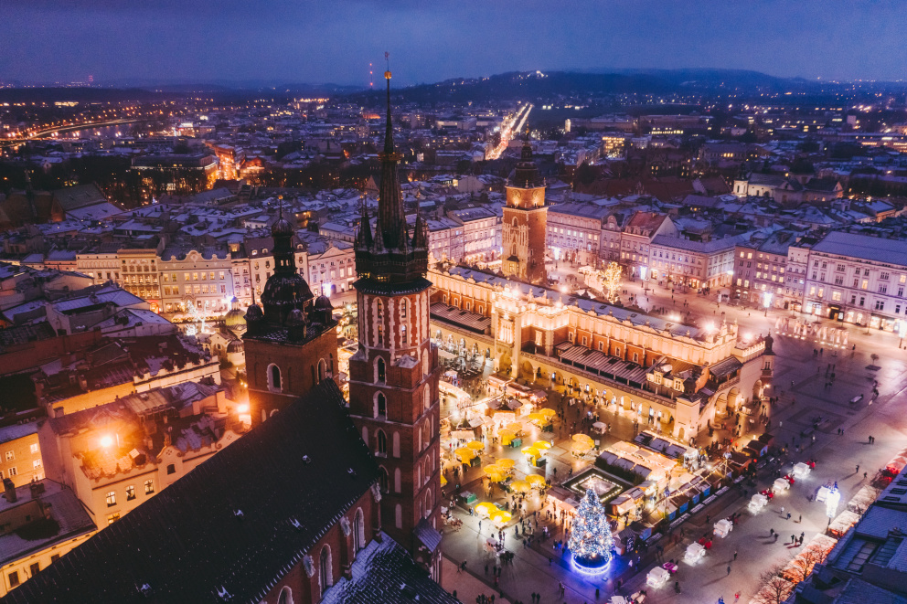 Krakov

Centrem vánočního veselí v polském Krakově je náměstí Rynek Główny, které je zároveň památkovou rezervací UNESCO. Přes sto stánků, ukázky polských tradic či místní architektura jsou zárukou toho, že si město zamilujete. Najdete tu tradiční ovčí vlnu a kůže, svíčky z včelího vosku, barevné broušené baňky, pletené košíky, věnce a vánoční stromečky, aromalampy a spoustu dalšího. Navíc má Krakov ještě jedno eso v rukávu – krakovský szopek. Zdejší unikátní betlémy vynikají svým prostorovým řešením, pestrou barevnou paletou či motivy města. Po kulturním pohlazení duše přichází čas potěšit žaludek. Poohlédněte se tedy po stáncích, které nabízejí bigos. Pochoutka ze zelí, masa, klobásy, hub a bůčku vás zasytí a dodá potřebnou energii na zbytek výletu. Skvělé jsou i pierogy (třeba se zelím, houbami, fazolemi, brambory, hovězím či kuřecím masem) či zupy neboli polévky.
