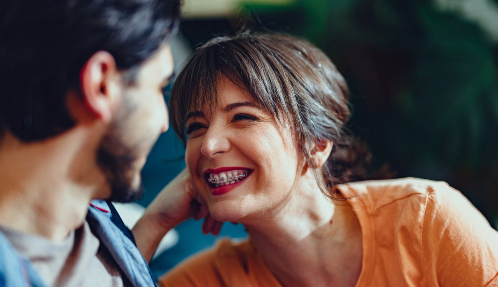 Dospělá žena s rovnátky usmívající se na svého partnera