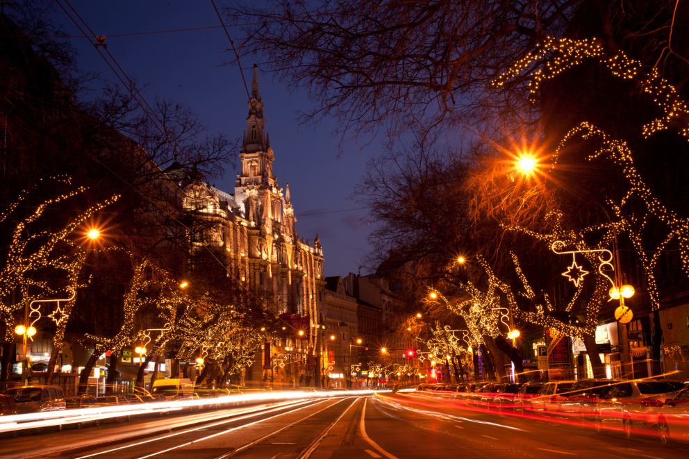Budapešť

Vstaňte brzy ráno, sedněte na vlak a vystupte ve městě, kterému vévodí romantická světýlka a nečekaně dokonalá vánoční atmosféra. Hlavní město Maďarska byste při vánočním putování rozhodně neměli minout hned z několika důvodů. Za prvé jsou vánoční trhy rozmístěny po celém městě, a tak se nemusíte bát tlačenic před stánky. Za druhé zde nenatrefíte na žádné pokoutní prodejce, neboť všechno nabízené zboží prochází přísnou kontrolou. A za třetí – jenom v Budapešti můžete okusit Polibek anděla. Právě tak se jmenuje speciální nápoj z bílého vína, vanilkového sirupu, citronu a rumu. Už teď hádáme, že bude tento polibek opravdu opojný!
