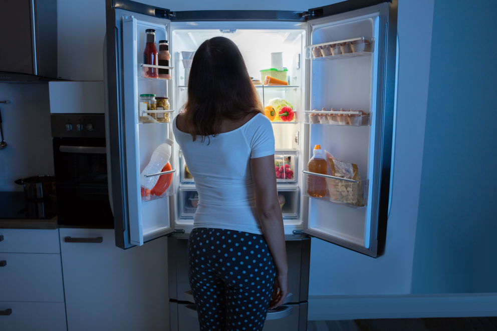 Žena před ledničkou