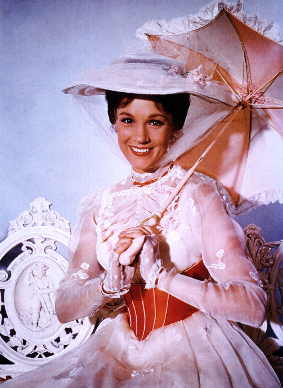 Mary Poppins, Mary Poppins

Hlavní hrdinka muzikálu z 60. let, která je velice důstojná, pro vše nadšená a k tomu umí čarovat. Navíc ji ztvárnila Julie Andrews (znáte například jako královnu Clarissu z Deníku princezny).
