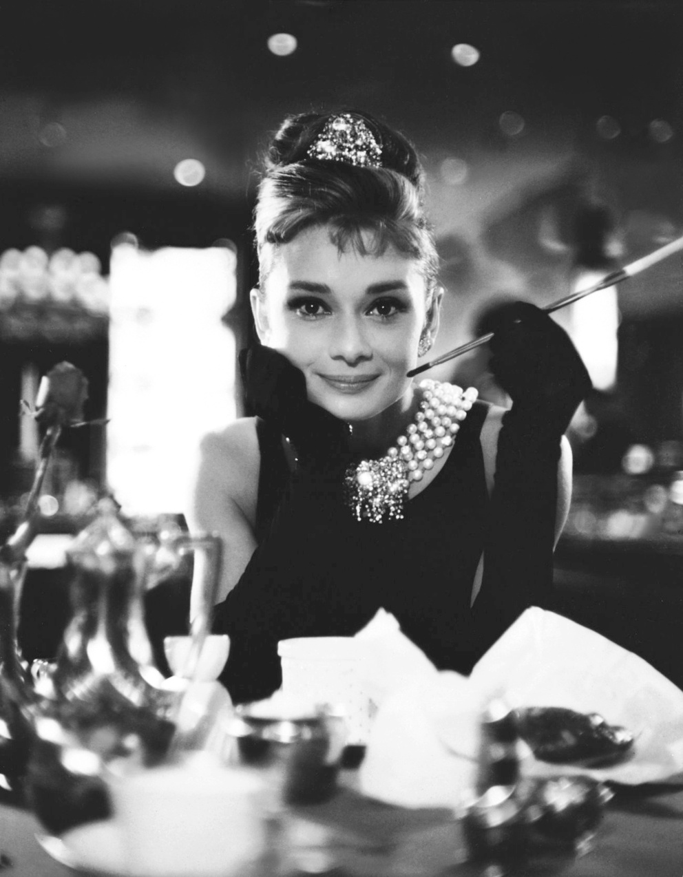 Holly Golightly, Snídaně u Tiffanyho

Půvabná postava, kterou ztvárnila Audrey Hepburn, by se dala popsat jako svobodná duše, která ví, co chce, a bude se vždy bavit, zatímco bude dosahovat svého cíle. Ví, jak využít situace. A i proto je vždy středem pozornosti všech večírků.

