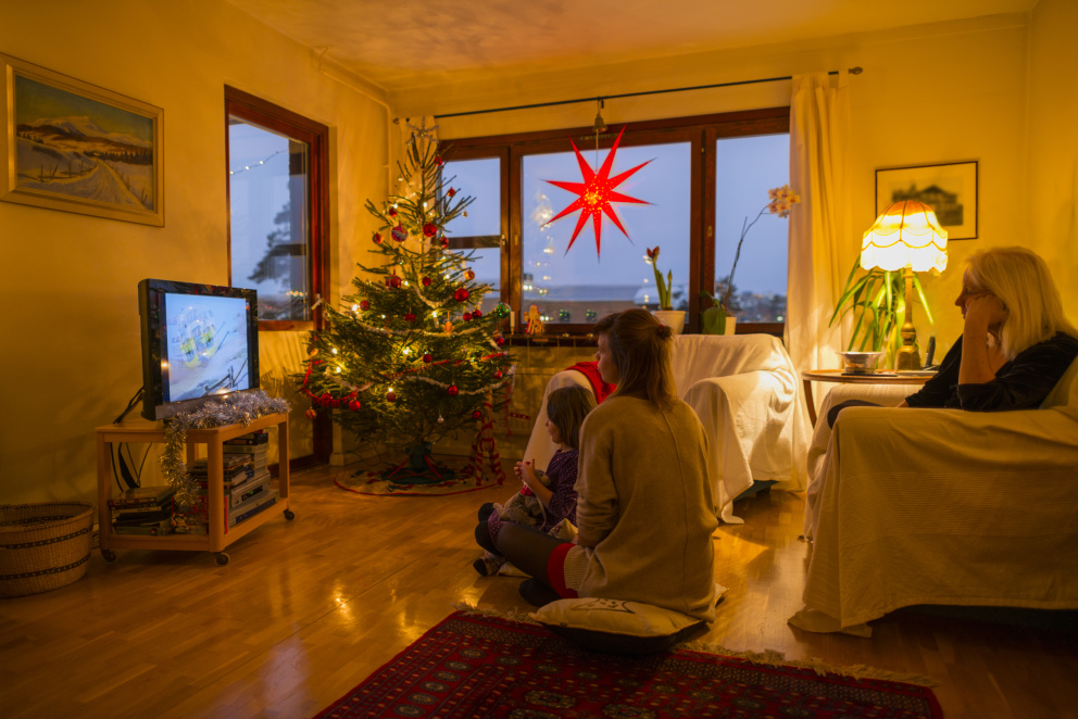 Rodina sledující televizi o Vánocích