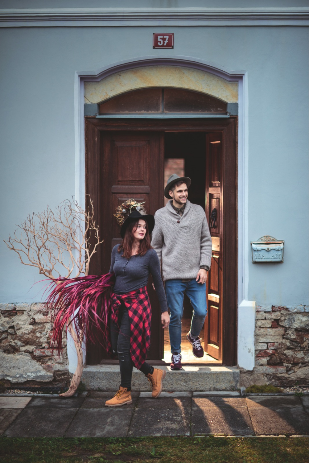 Tereza a Tomáš Mulačovi před svým domem
