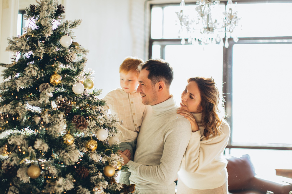 rodina u vánočního stromu