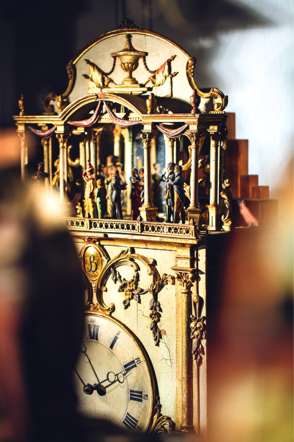 Raritní kousek – píšťalové hodiny s pohyblivými figurkami tanečníků a hudebníků.