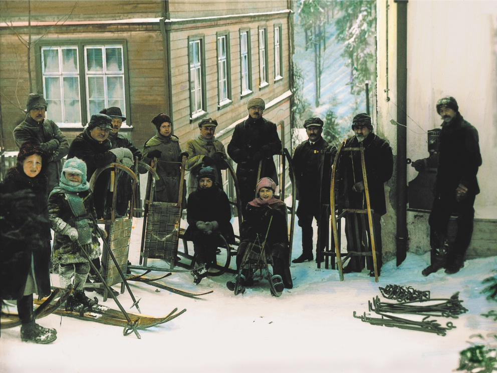 Lidé čekající u motorového výtahu sáněk v Janských Lázních. Vybudován byl v roce 1913 a jeho trasa měřila jeden kilometr.