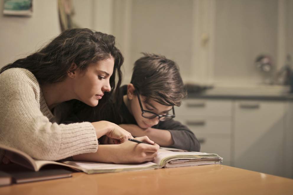 Rodič dělající domácí úkol s dítětem