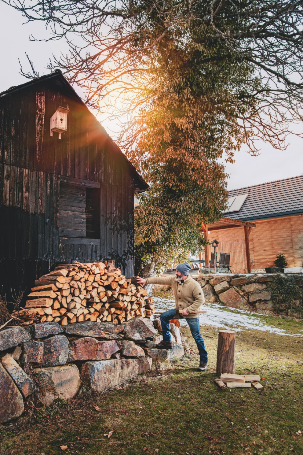 Dřevo do pece si Michal Piloušek rád naštípe na čerstvém vzduchu sám