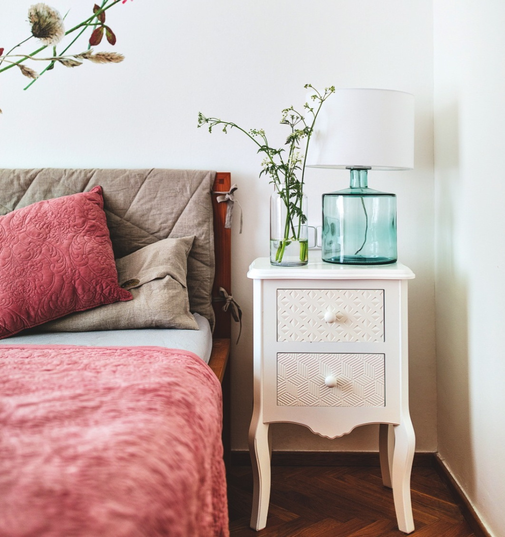 Proměna fádní neútulné ložnice v romantický pokoj se špetkou skandinávské jednoduchosti