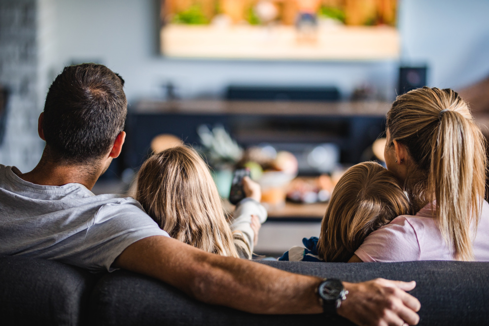 Rodina sledující televizi