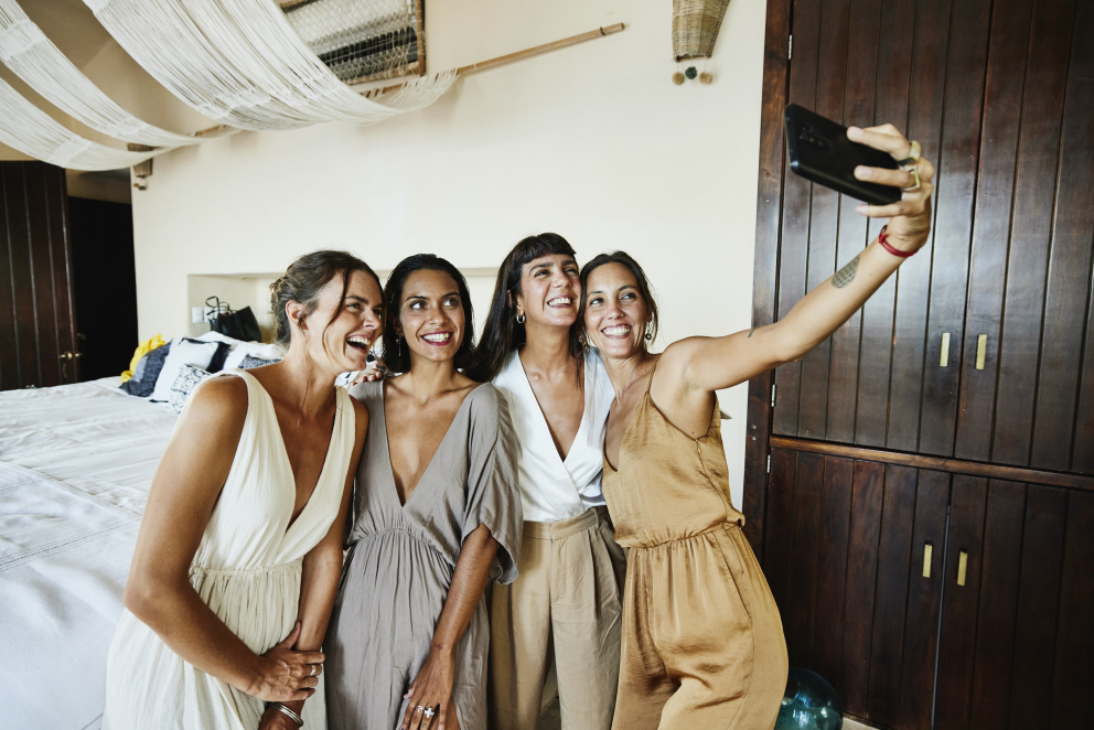 Kamarádky si dělají selfie s nevěstou