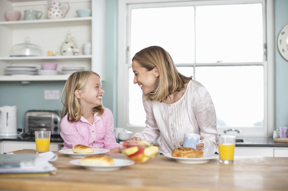 Matka s dcerou si povídají u snídaně