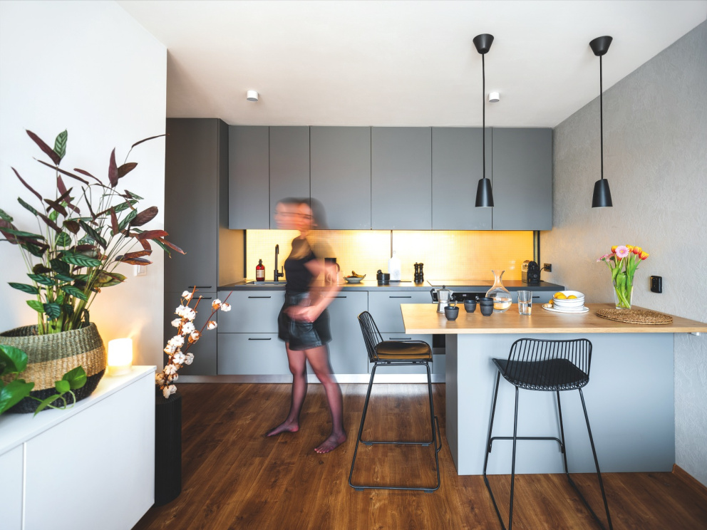 Interiér bytu na pražském sídlišti prošel fascinující proměnou a potvrzuje, že i paneláky mohou nabídnout kvalitní bydlení