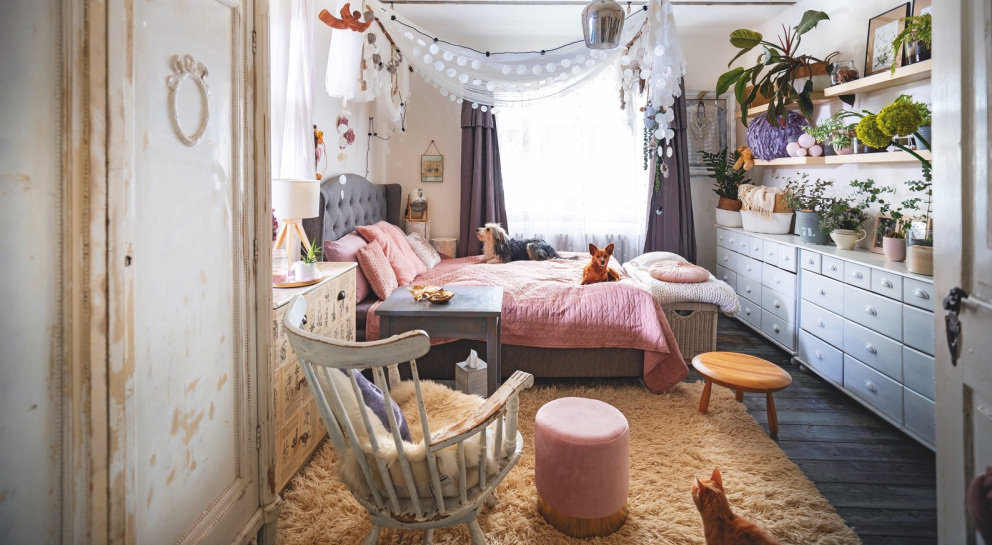Nevyužívaný pokoj pro hosty si přetvořila na romantickou ložnici plnou holčičích doplňků