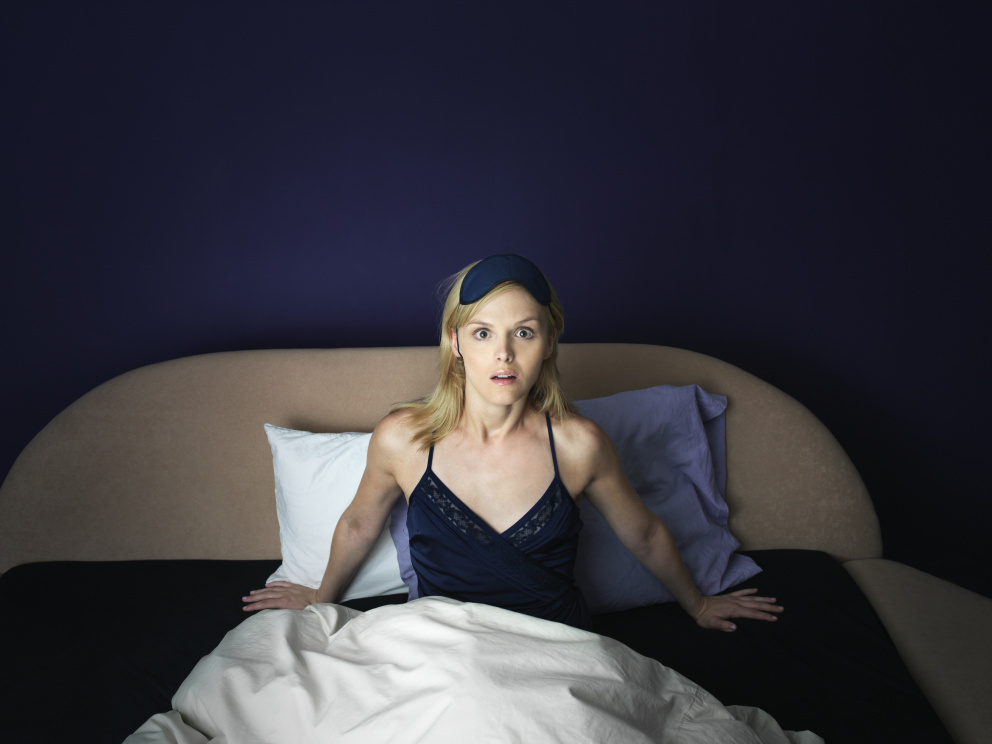 Vyděšená žena v posteli