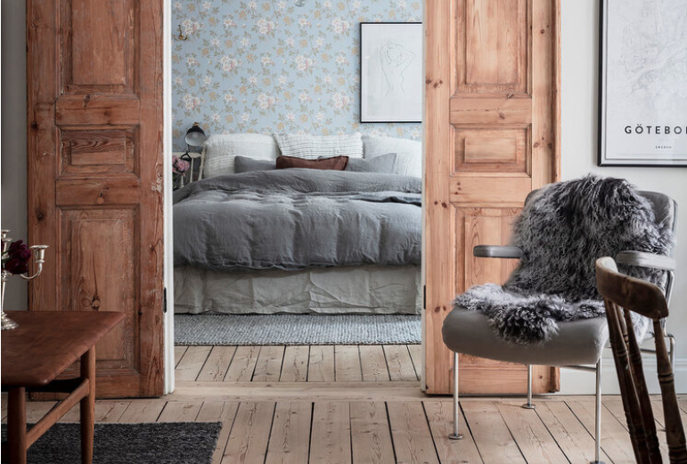 Malý dvoupokojový byt má díky dřevu a tapetám venkovské kouzlo