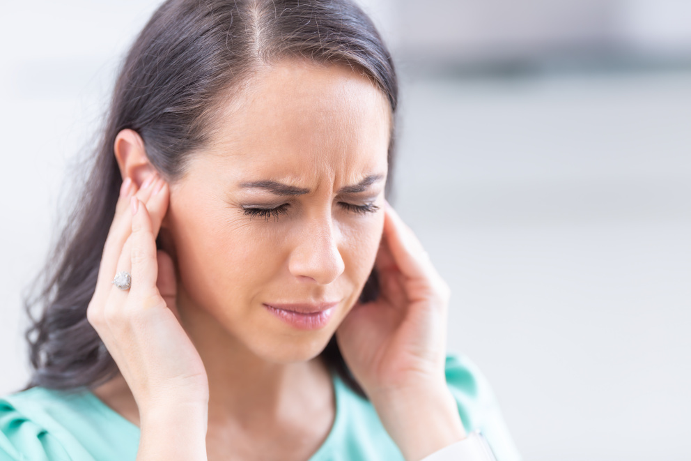 Žena s bolestí uší