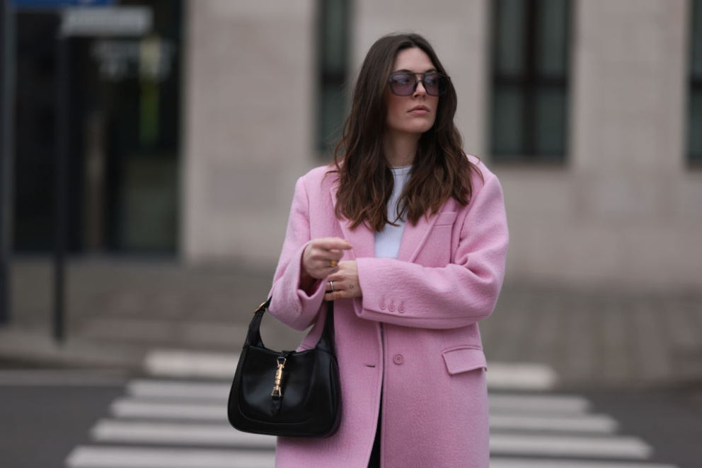 Růžový kabát, černá kabelka