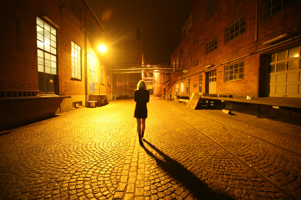 Žena v noci sama