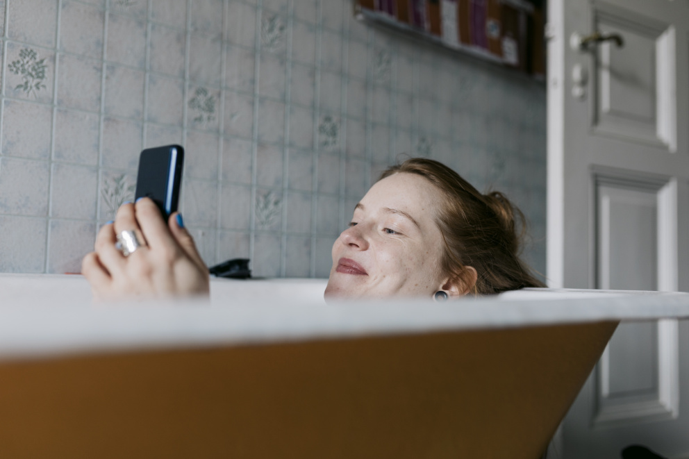 Žena s mobilem ve vaně