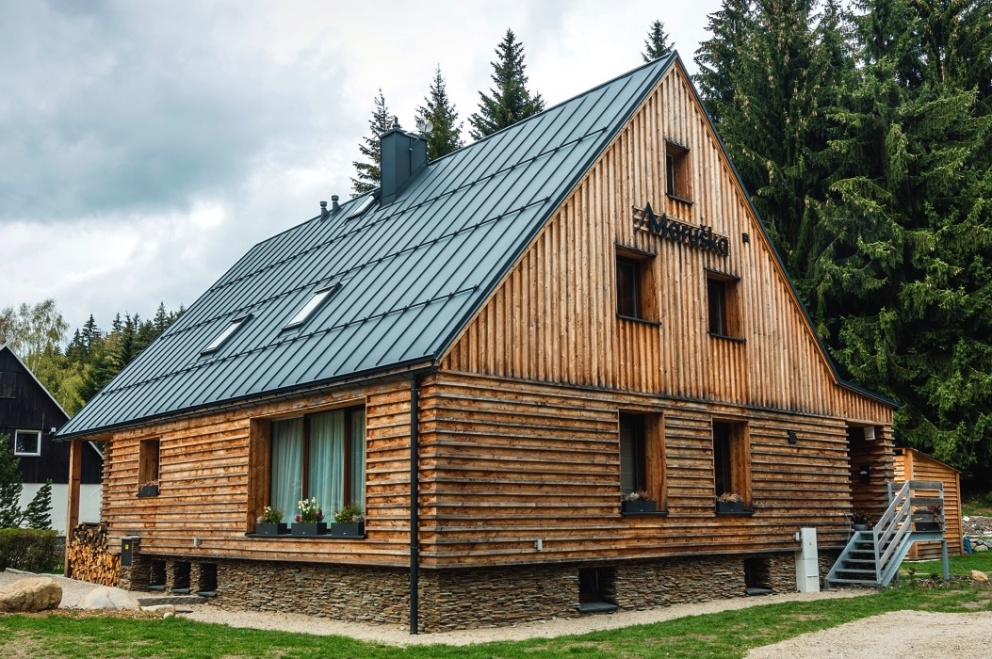 Šestičlenná rodina přestavěla normalizační montovanou dřevostavbu v moderní stavbu v alpském střihu