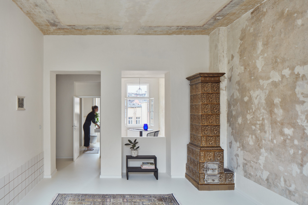 Ve starém bytě v Karlových Varech odhalili původní výmalbu na stropech i stěnách a výsledek je dechberoucí