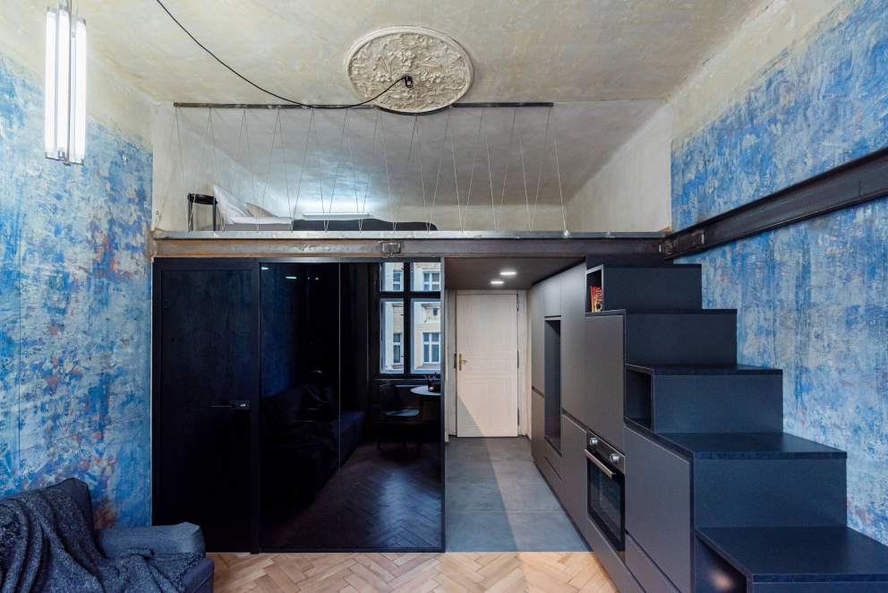 Dva byty ve Vršovicích archiekti rozdělili na dva kutlochy a využili vysoké stropy