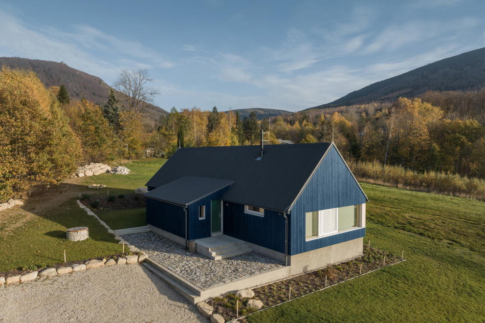 Když se tradice setká s modernitou: Tato nová chata v Jizerských horách vám vyrazí dech
