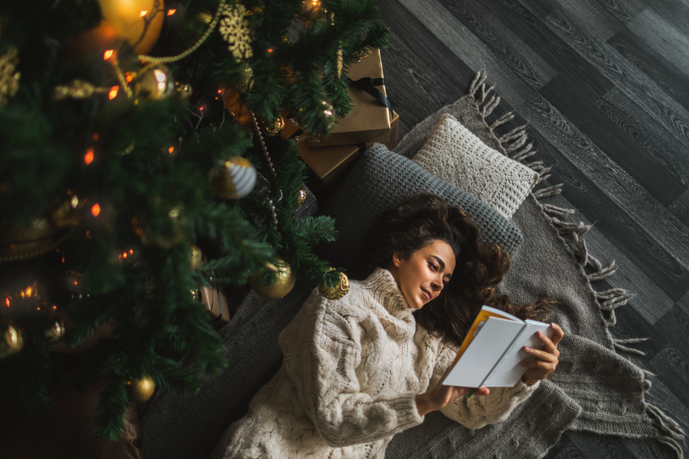 žena si čte knížku o Vánocích