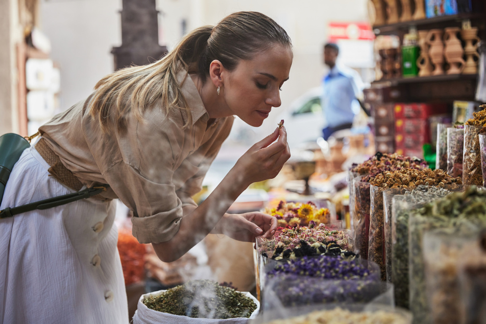 žena na dubajském trhu