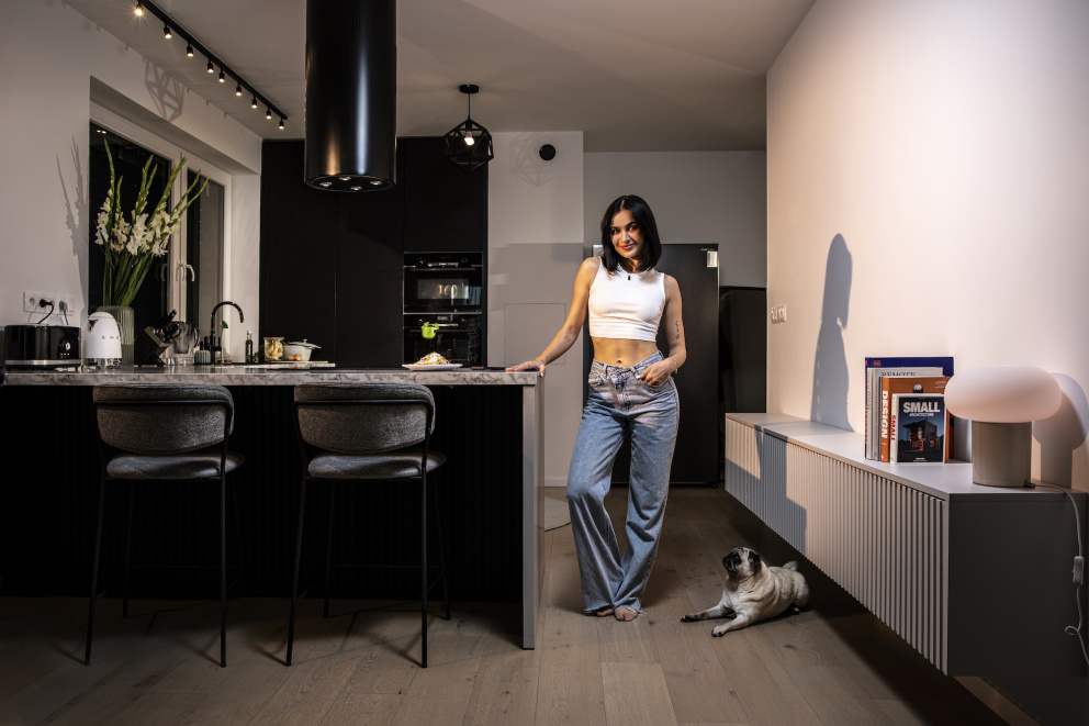 Lucia Hrušková, na internetu vystupující jako LucyPug, je slovenská youtuberka, vloggerka a bloggerka.  Pojďme společně nahlédnout do jejího bytu a zjistit, s kým bydlí a čím se doma a v kuchyni ráda obklopuje…