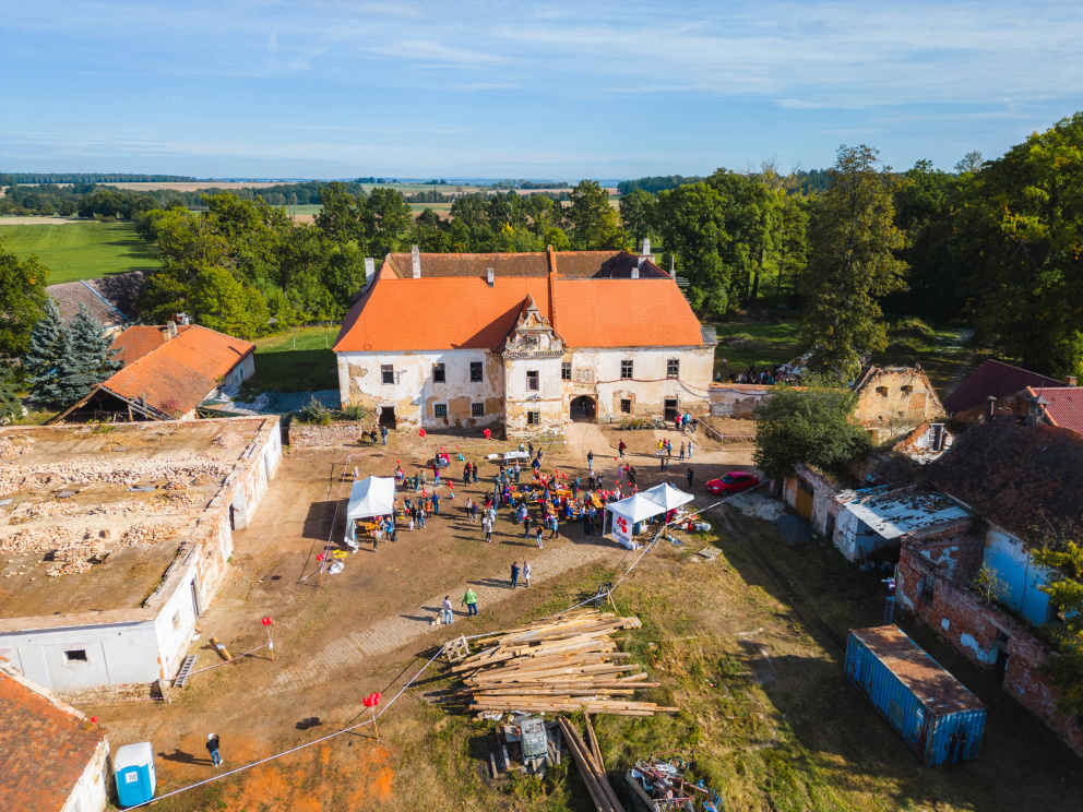 Historická perla v jižních Čechách konečně zase ožije. Zámek Bzí ze 14. století, který dlouhá léta chátral, se konečně dočká rozsáhlé renovace.